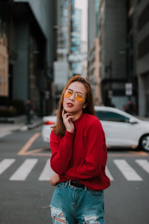 Foto Di Donna Che Indossa Un Maglione Rosso