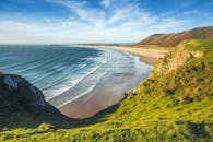 在晴朗的天空下，海岸悬崖与海浪的景色非常适合自然和旅游主题