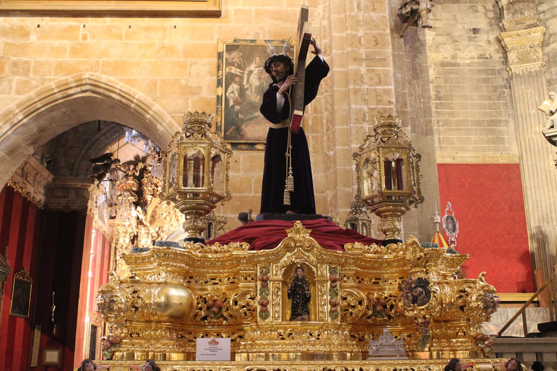 imagen del Cristo Nazareno sobre su trono en la Semana Santa 2025