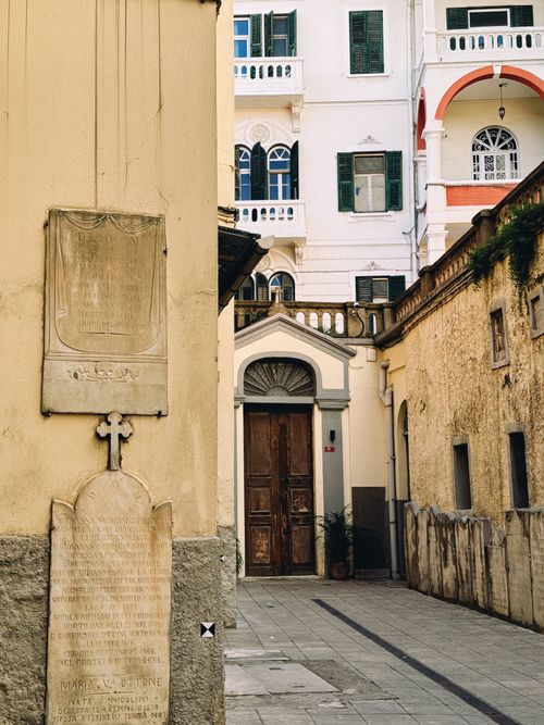 Free Charming European alleyway showcasing classic architecture and a peaceful atmosphere. Stock Photo