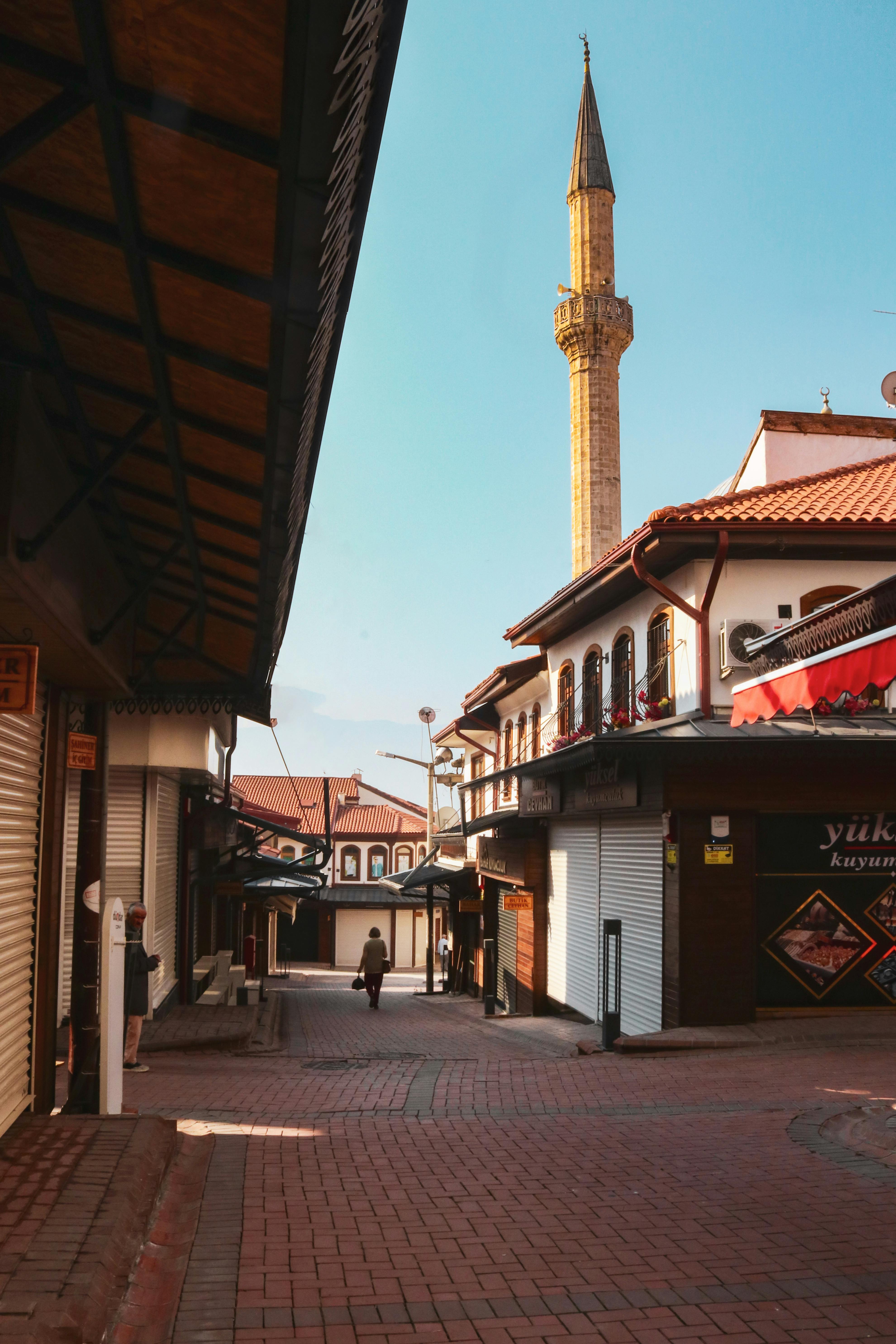 Bakırköy'de Satılık Daire Alırken Eski Binaların Avantajları ve Dezavantajları: Hangisi Daha İyi?