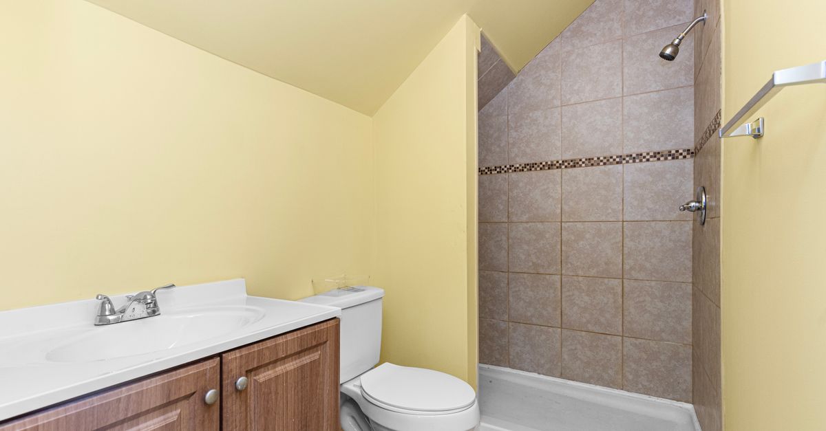 Small bathroom remodeling in a compact urban lot home in San Bernardino