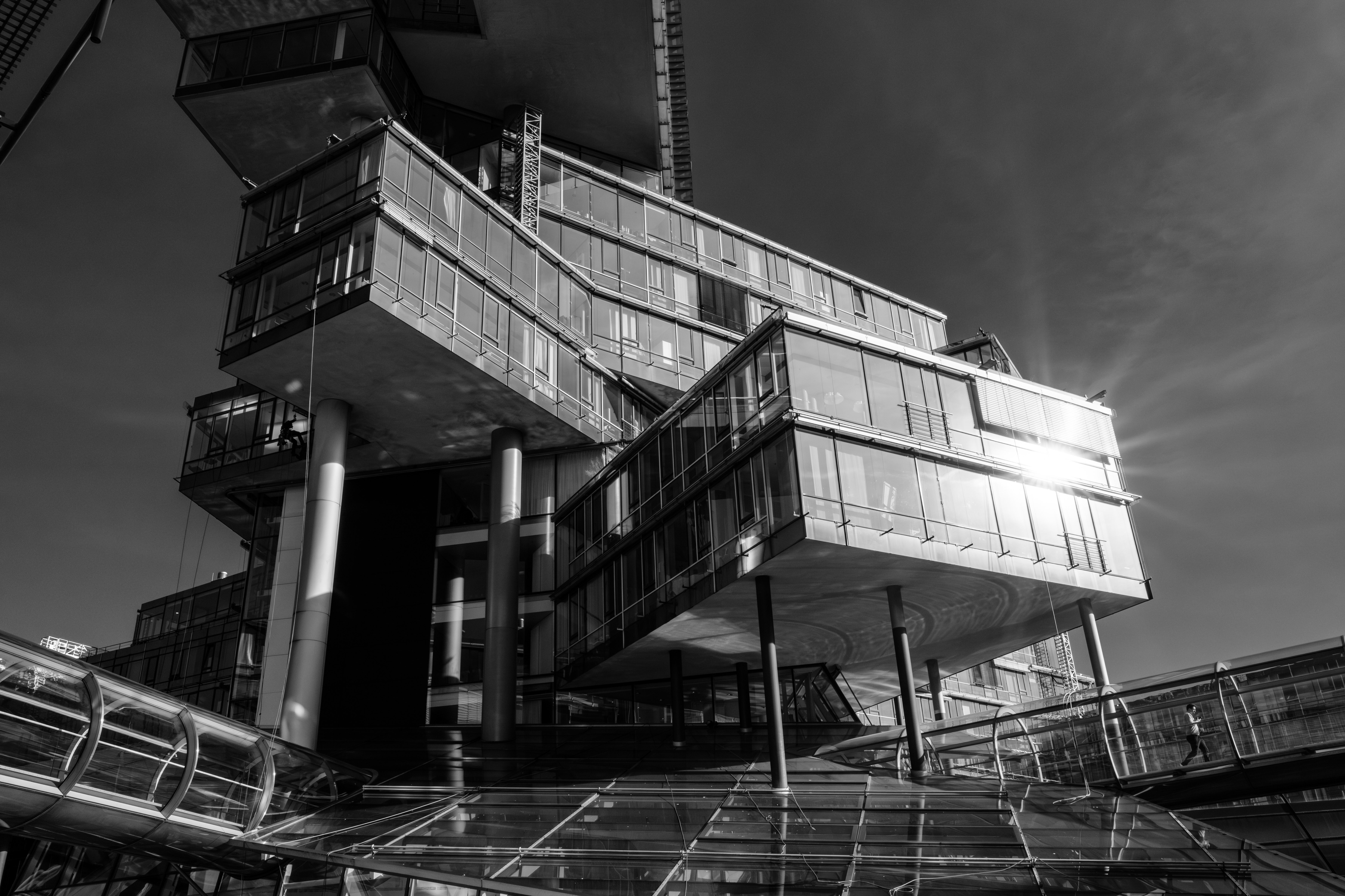 Sonnenlicht auf Photovoltaikmodulen in urbaner Umgebung