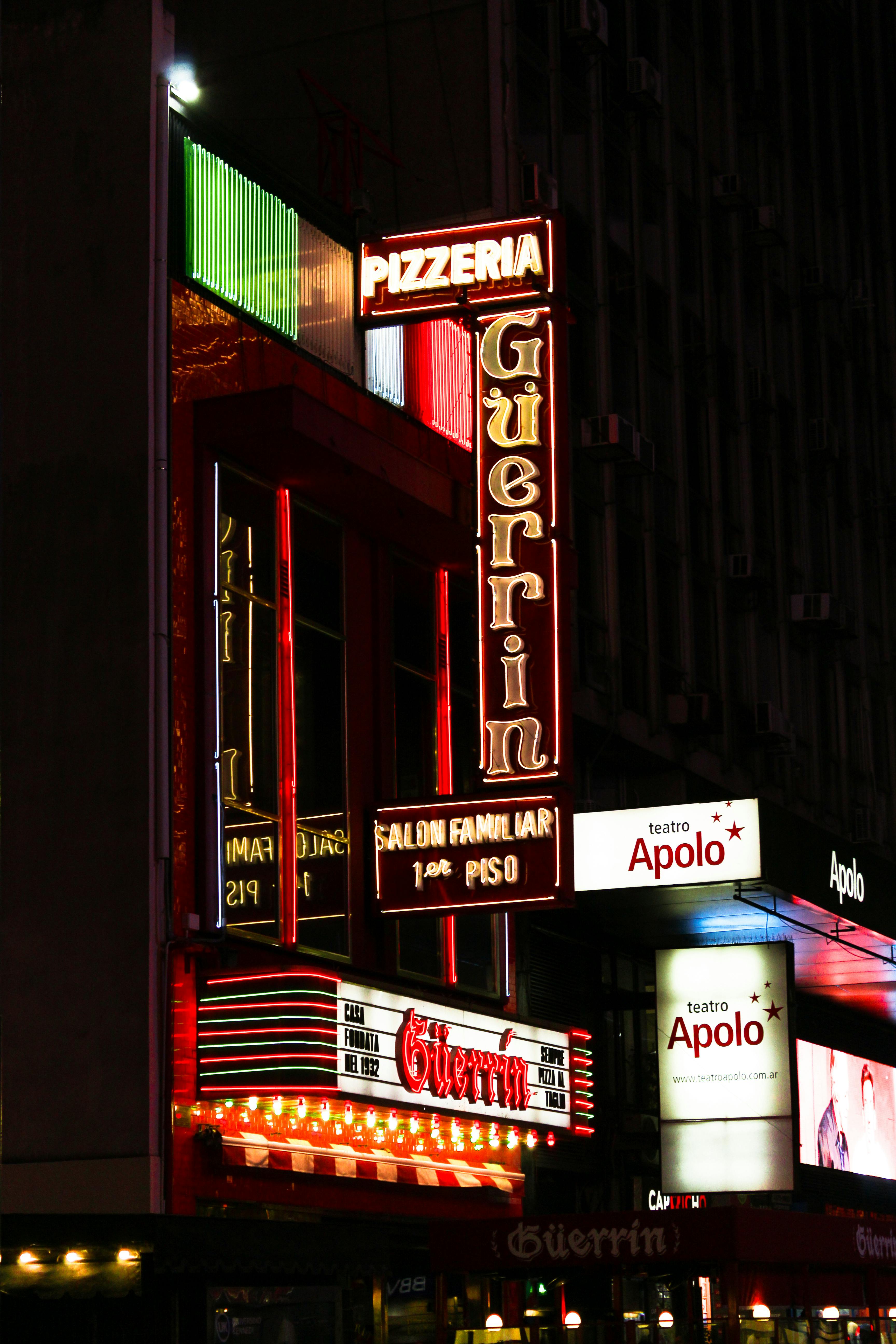 Miễn phí Biển hiệu neon sáng rực của Guerrin Pizzeria ở Buenos Aires vào ban đêm. Ảnh lưu trữ