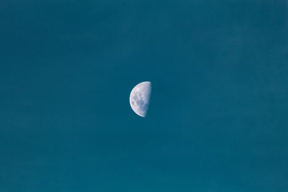 Lune en phase croissante dans le ciel, symbole de renouveau et de féminité.