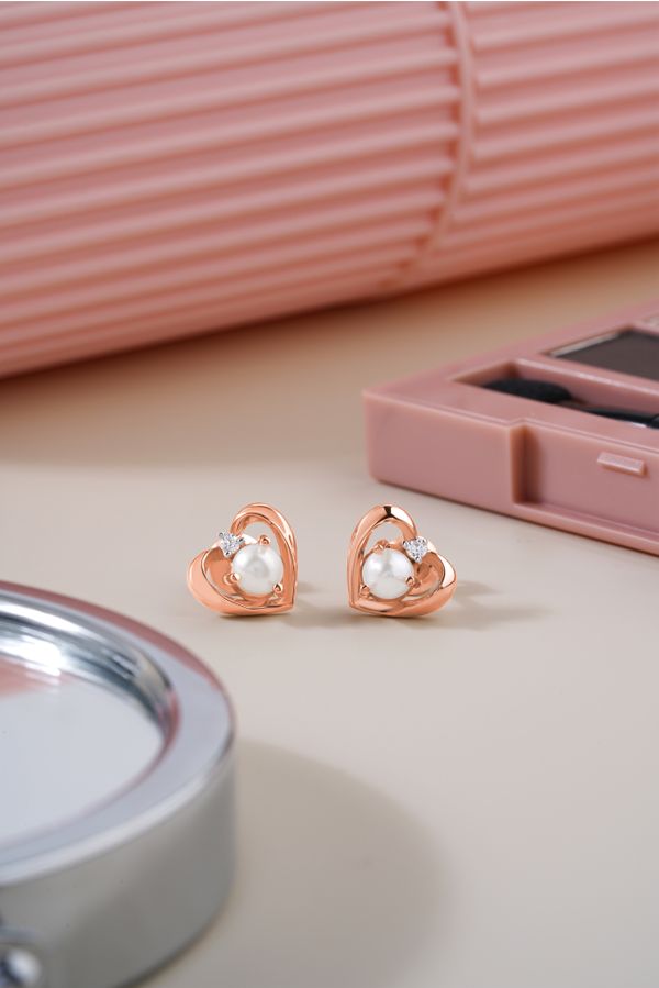 Heart-shaped gold drop earrings with pearls and diamonds