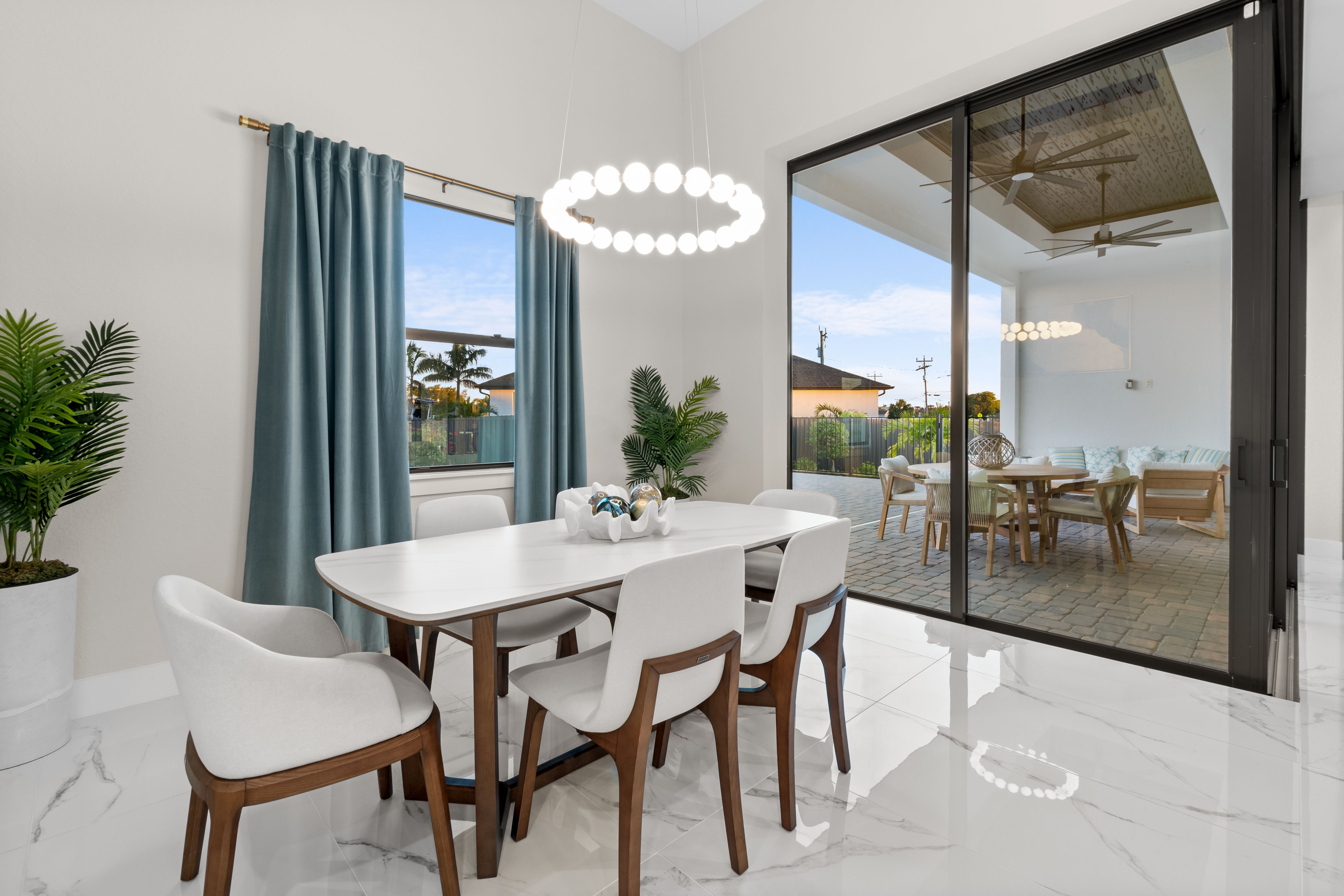 Elegant Modern Dining Room with Outdoor View · Free Stock Photo