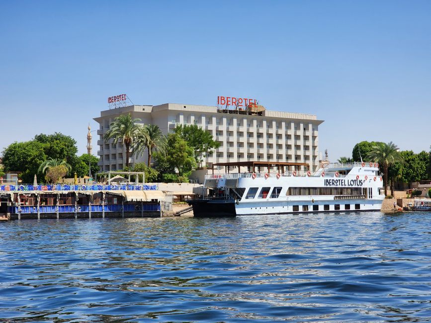 Luxor templomok éjszakai fényjáték élménybeszámoló magyar szemmel – Luxor Nile riverside hotel view