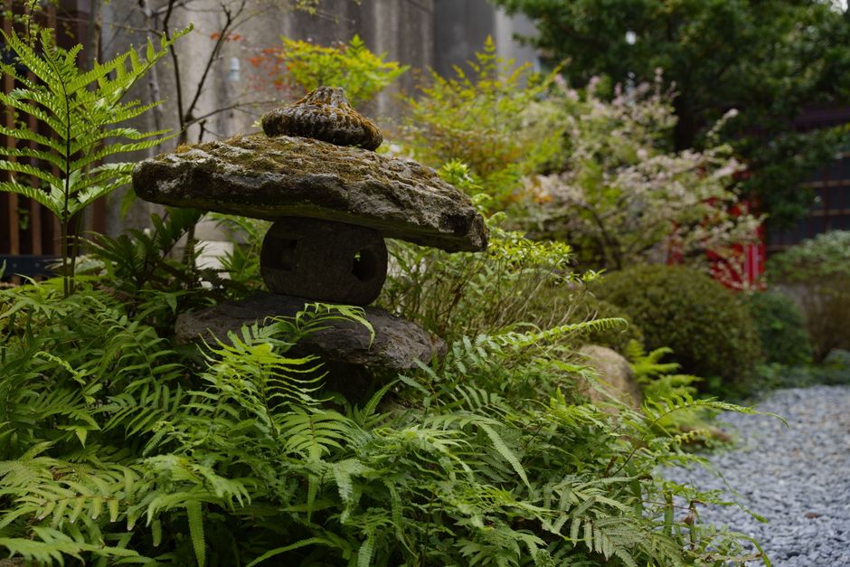 Natuurlijke steencirkels leiden door zen tuin. Natuurlijke steencirkels leiden door zen tuin.