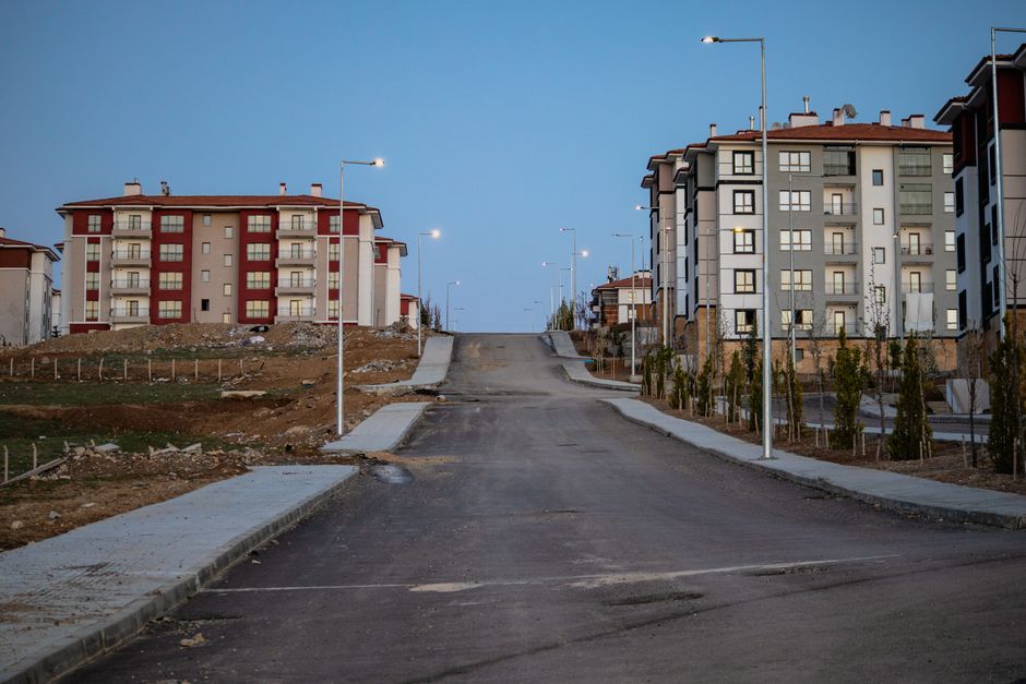 Modern residential buildings line a quiet street in Palu, Elazığ, captured during twilight.