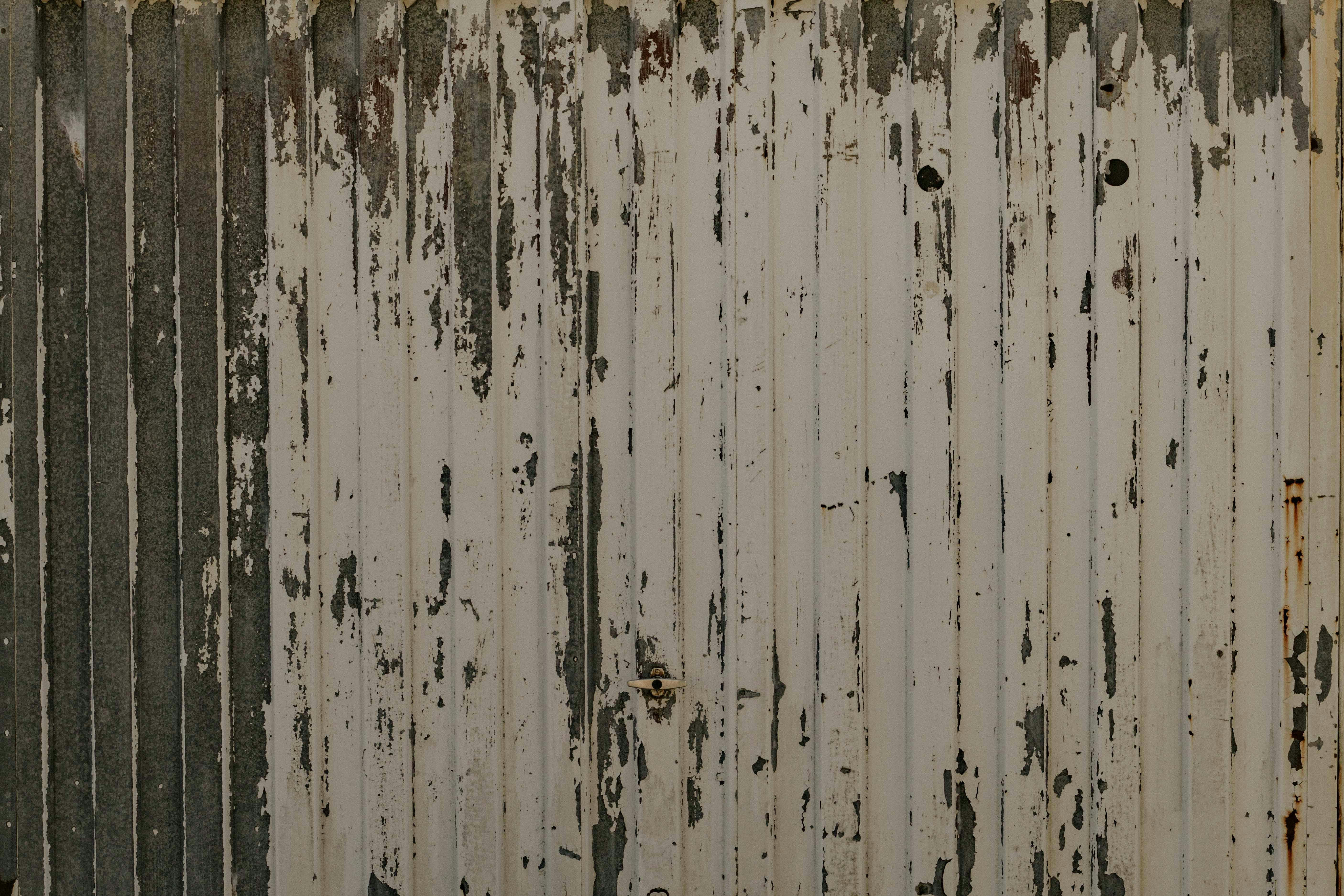 Kostnadsfria Närbild av en väderbiten metallyta med flagnande färg, som visar upp rustik textur och förfall. Stock foto