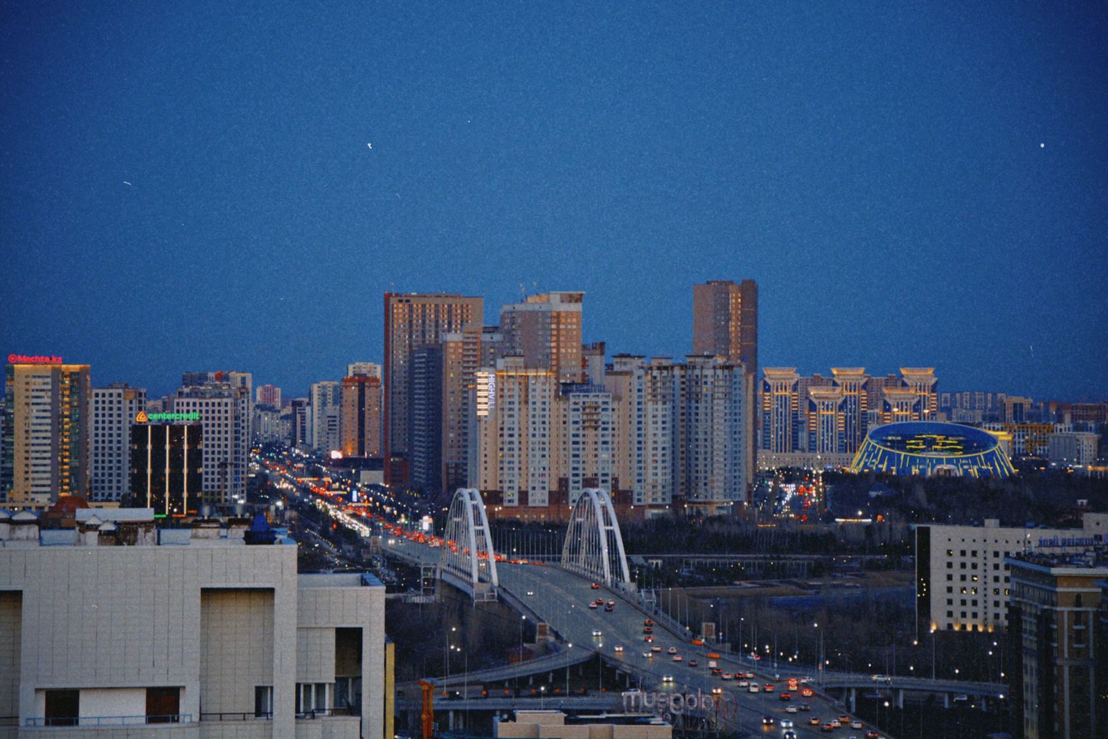 Logo da Kaspi.kz exibida no fórum Digital Bridge em Astana