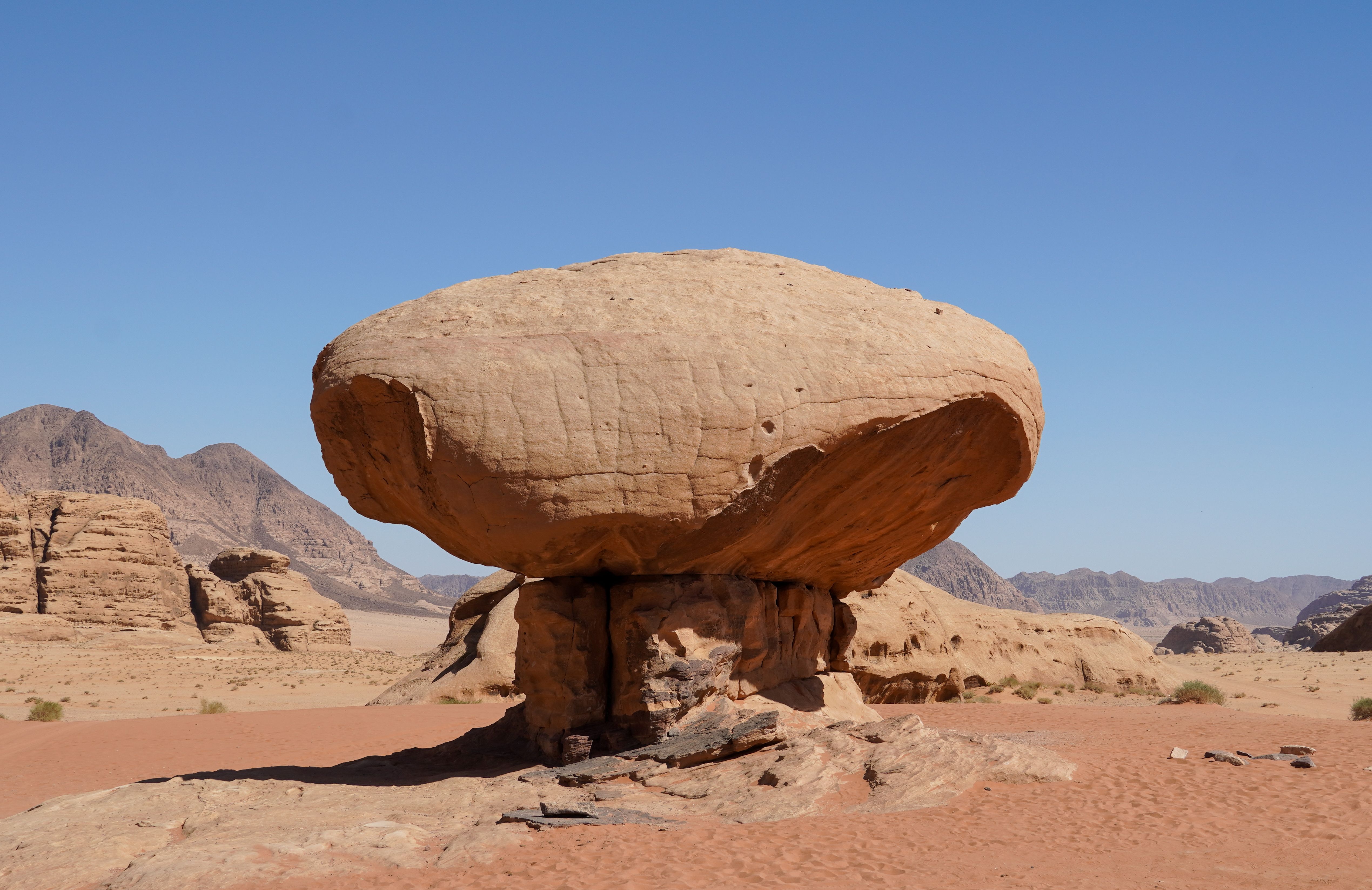 Majestic Mushroom Rock in Wadi Rum Desert Landscape · Free Stock Photo