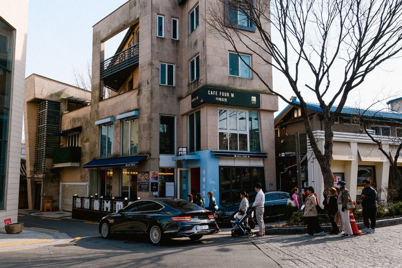 Seongsu-dong Seoul trendy cafe neighborhood street