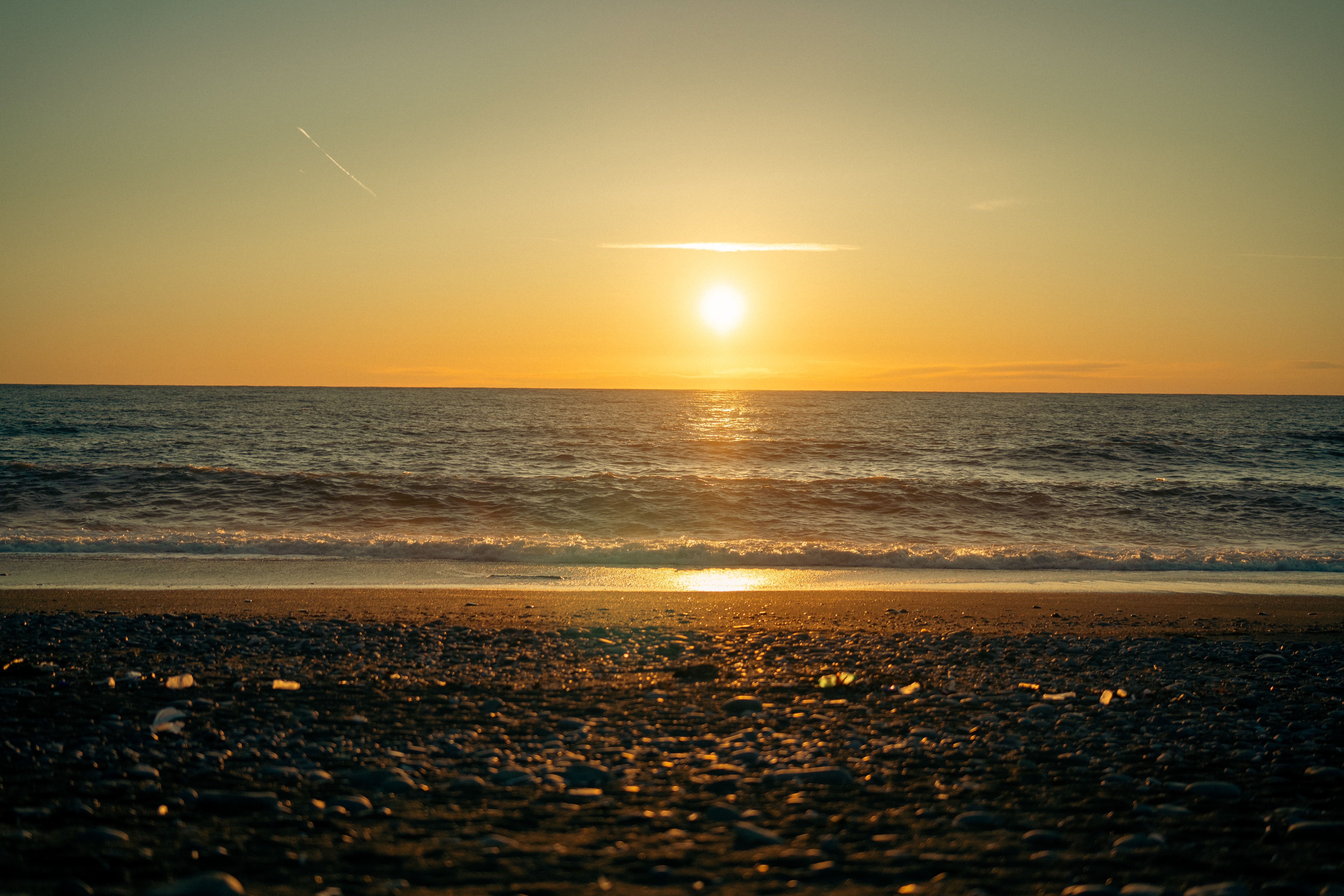 Serene Beach Sunset with Golden Horizon · Free Stock Photo