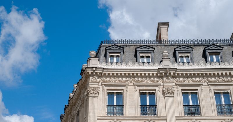 Ménage d’immeuble à Paris : hall, escaliers et local poubelles