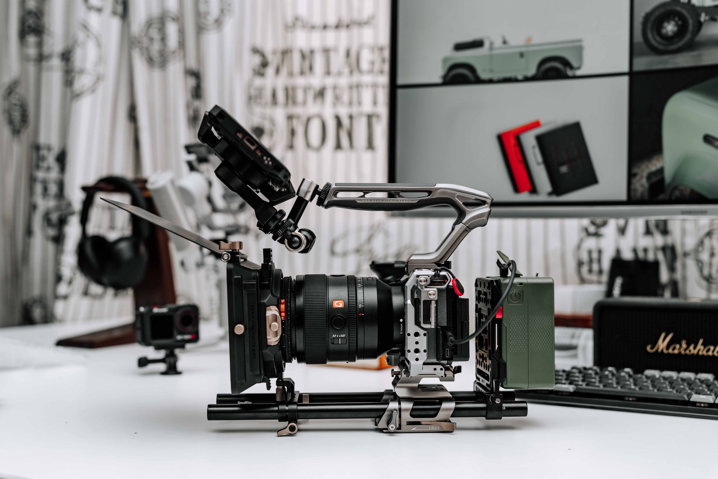 Studio minimaliste haut de gamme avec appareil photo et espace de travail épuré