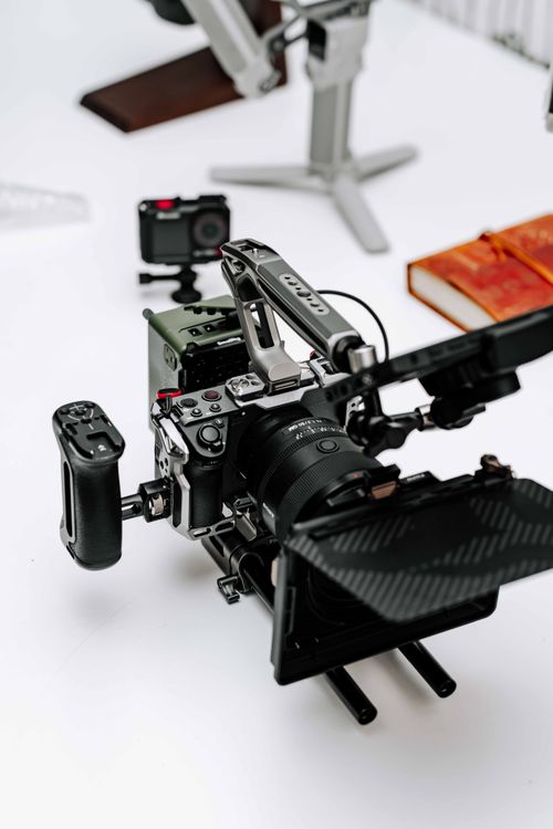 Videographer Rigs Professional Camera Rig Setup for Filmmaking · Free Stock Photo