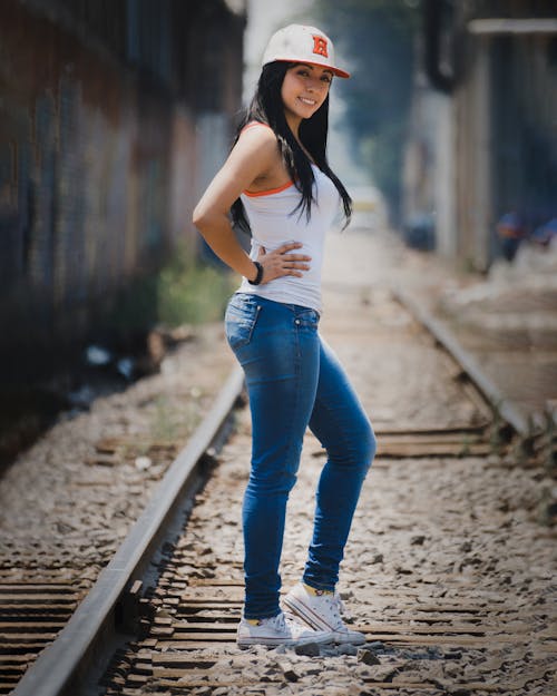 Kostenloses Stock Foto zu eisenbahn, jeans, mädchen