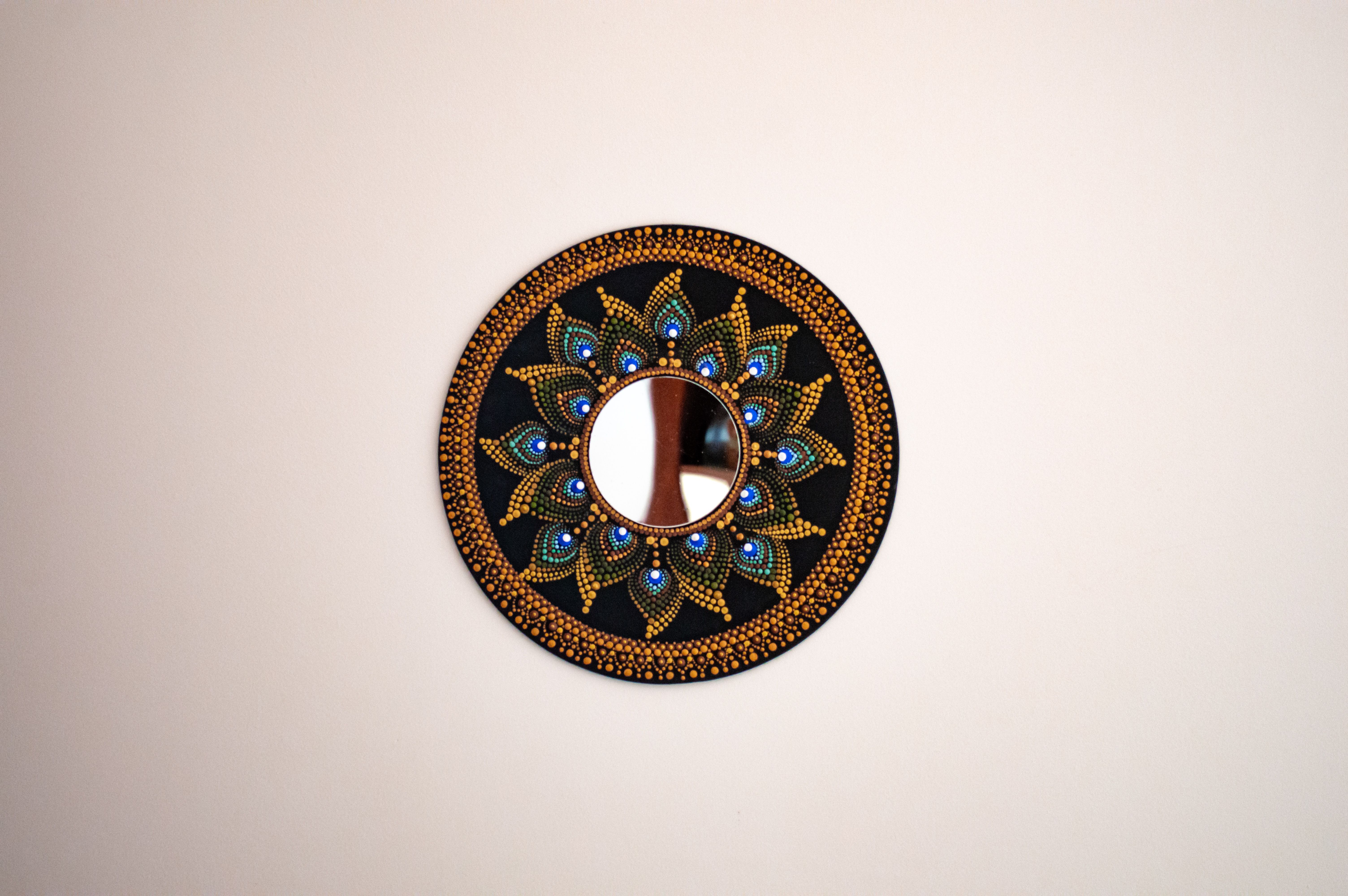 Mandala colorée illuminant un espace serein.