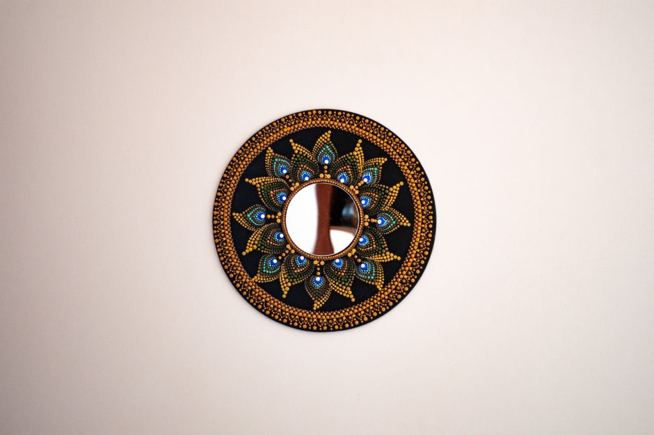 Mandala colorée illuminant un espace serein. Mandala colorée illuminant un espace serein.