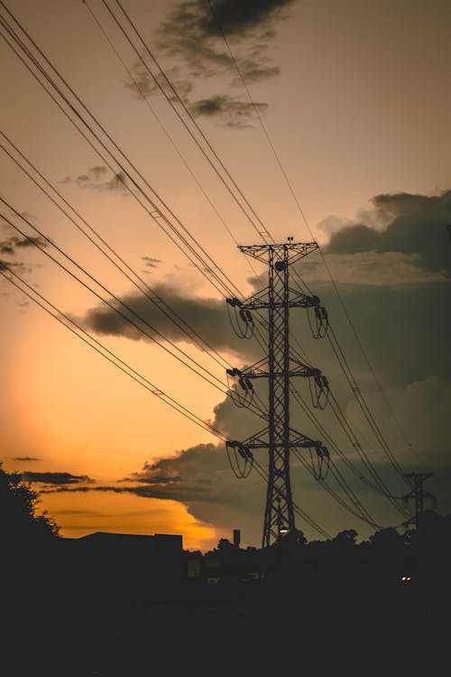 бесплатная Черная линия электропередачи на закате Стоковое фото