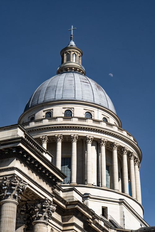 Free Captivating image of The Pantheon's intricate dome in Paris, captured with a blue sky backdrop. Stock Photo