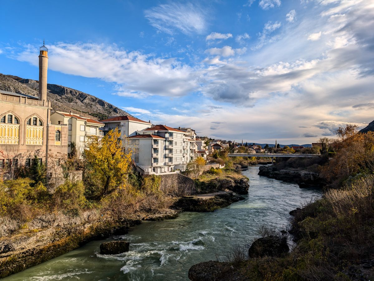 Râu și moschee în Mostar