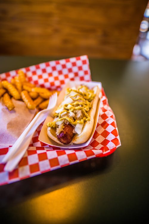 grátis Sanduíche Hotdog Em Papel Xadrez Branco E Vermelho Foto profissional