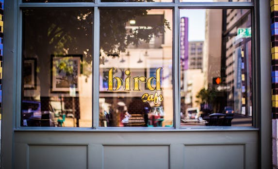 咖啡馆舒适的窗户映照出繁华的街景和充满活力的城市生活