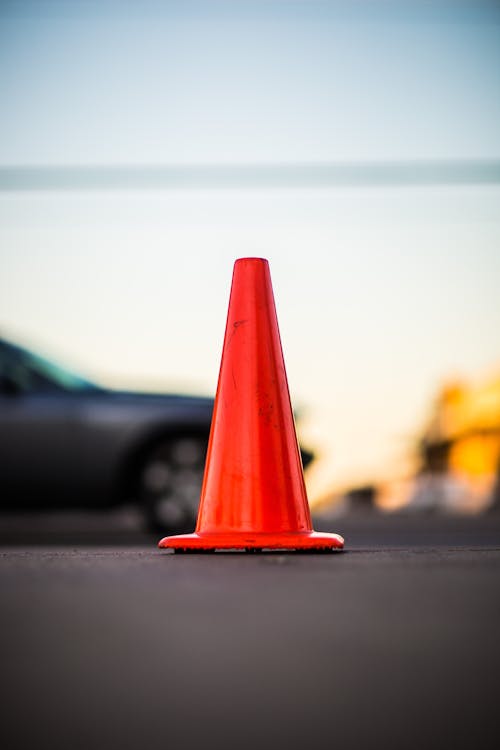 Fotografi Fokus Selektif Orange Road Cone