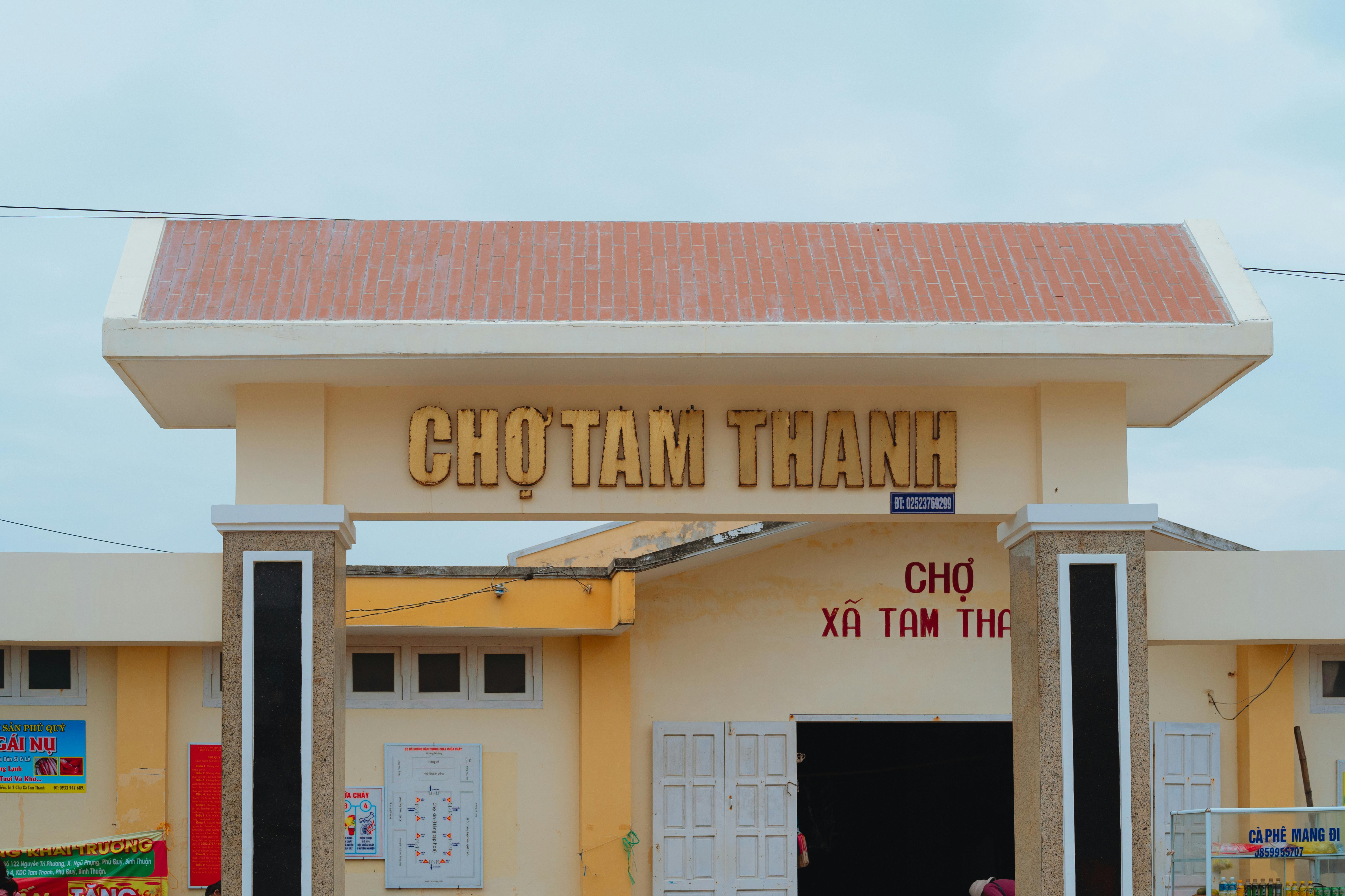 The entrance to Chợ Tâm Thanh market in Bình Thuận, Vietnam, showcasing local architecture.