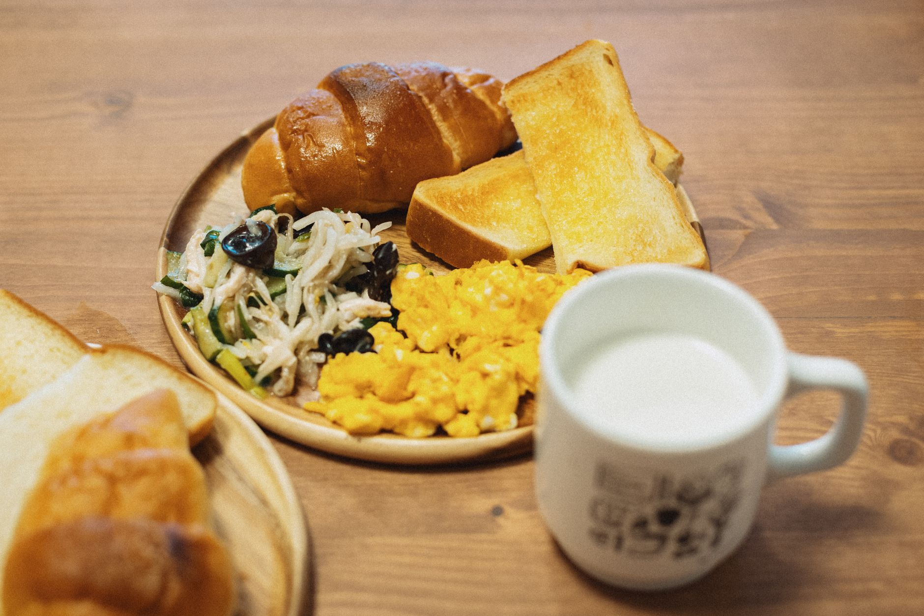 健康飲食與時間管理衝突的實用解法 Tasty Japanese breakfast with scrambled eggs, bread, salad, and milk. Captured in Itabashi City, Tokyo.