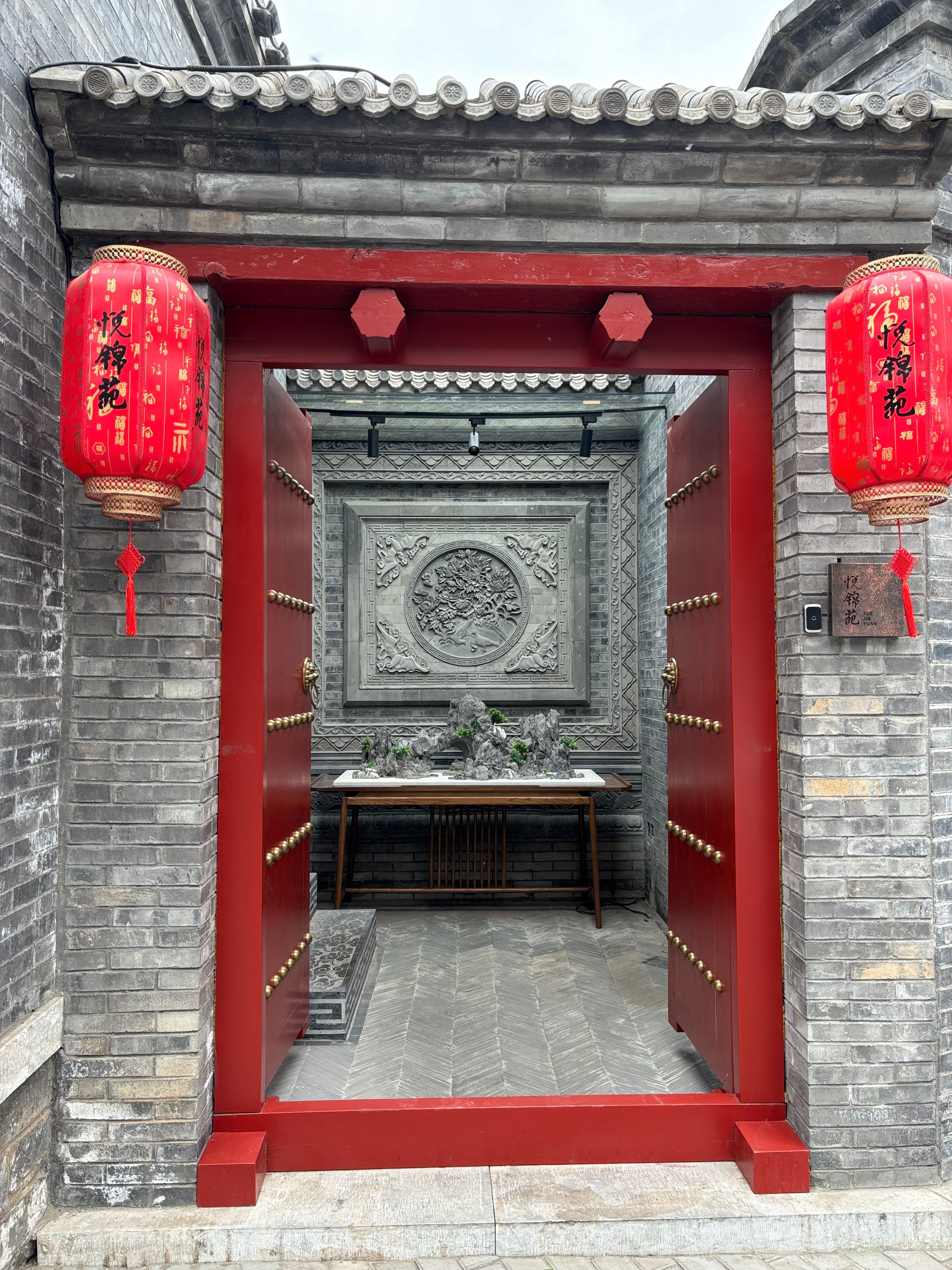 Traditional Chinese Courtyard Gate with Lanterns · Free Stock Photo