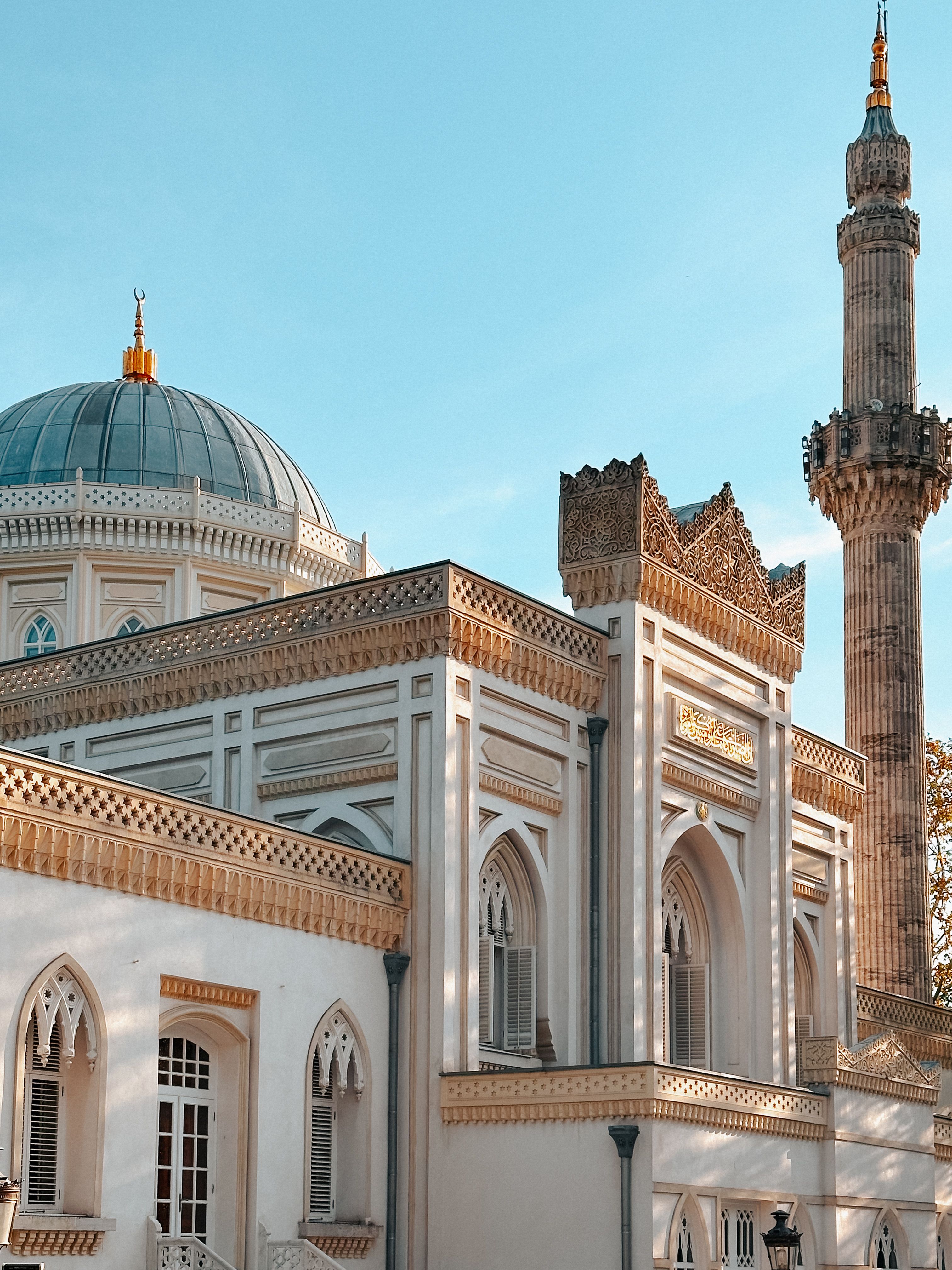 Elegant Architecture of a Historical Mosque at Daytime · Free Stock Photo