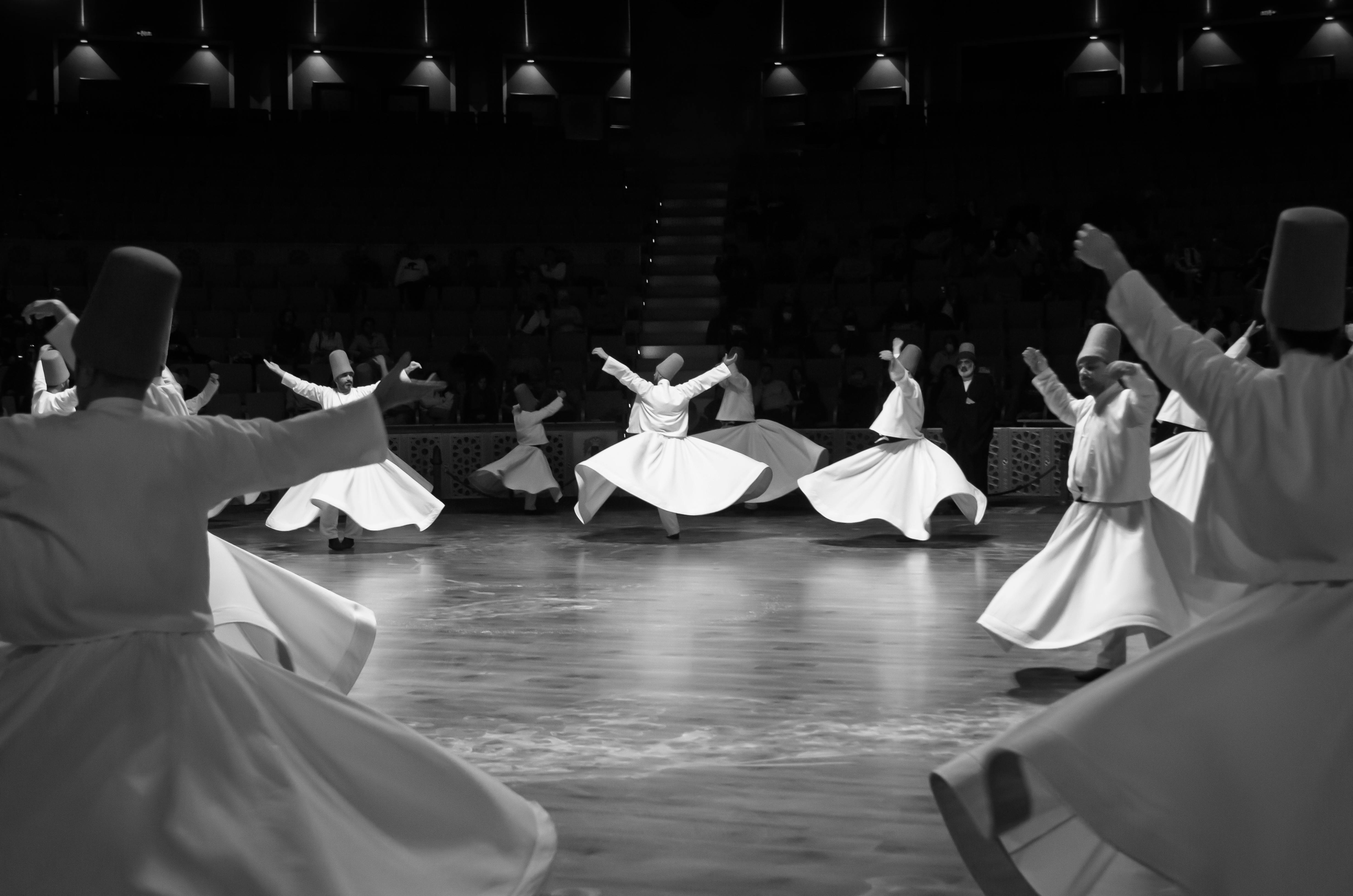Ücretsiz Türkiye, Konya'da semazenlerin geleneksel sufi dans gösterisi. Büyüleyici kültürel ifade. Stok Fotoğraflar