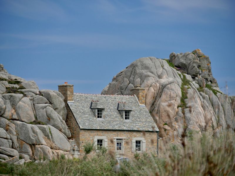 Maison en pierre de granit, architecture typique de Saint-Jouan-des-Guérets