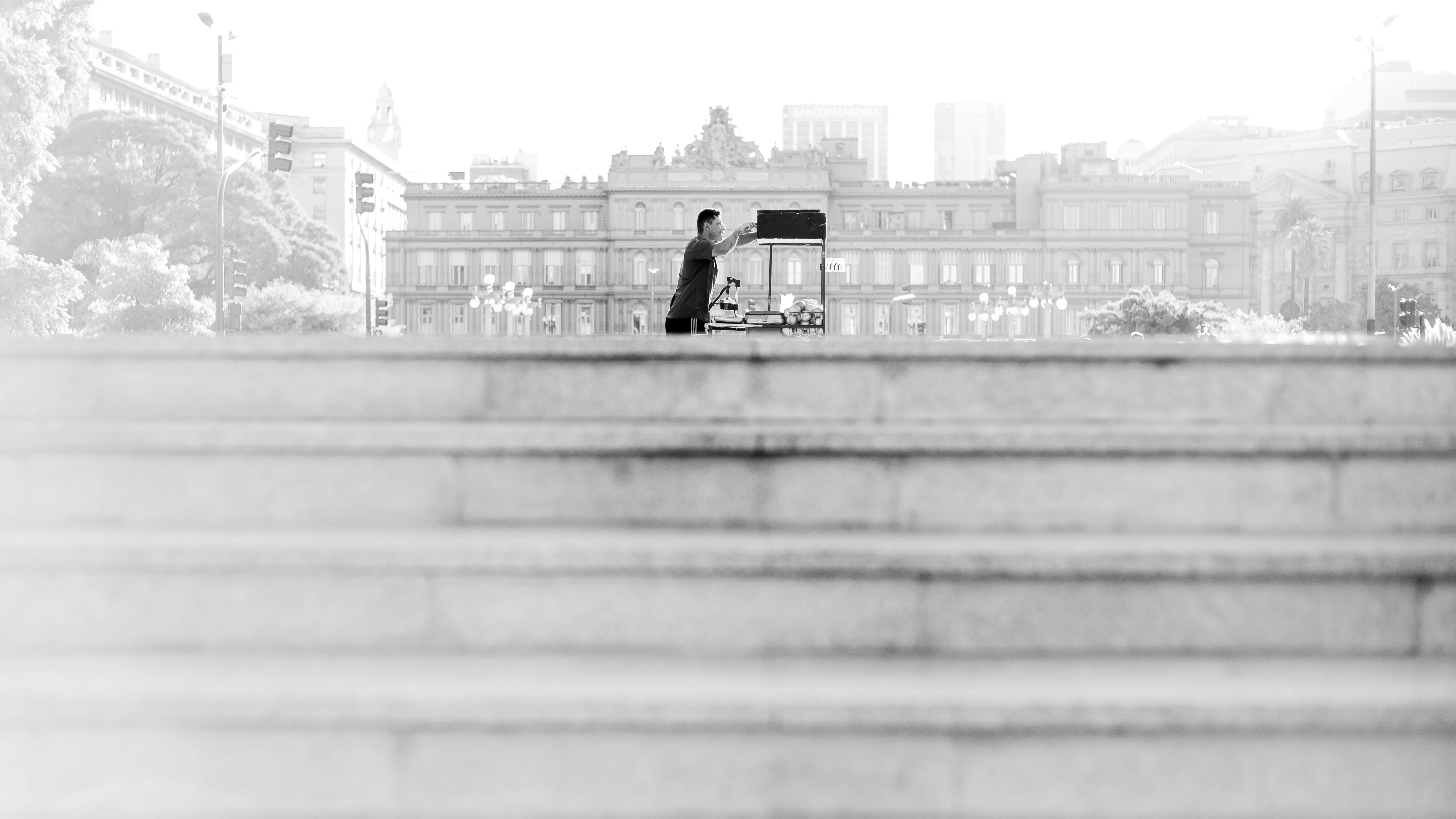 Gratis Fotografia in bianco e nero di un uomo in un contesto urbano di Buenos Aires, che mette in risalto l'architettura. Foto a disposizione