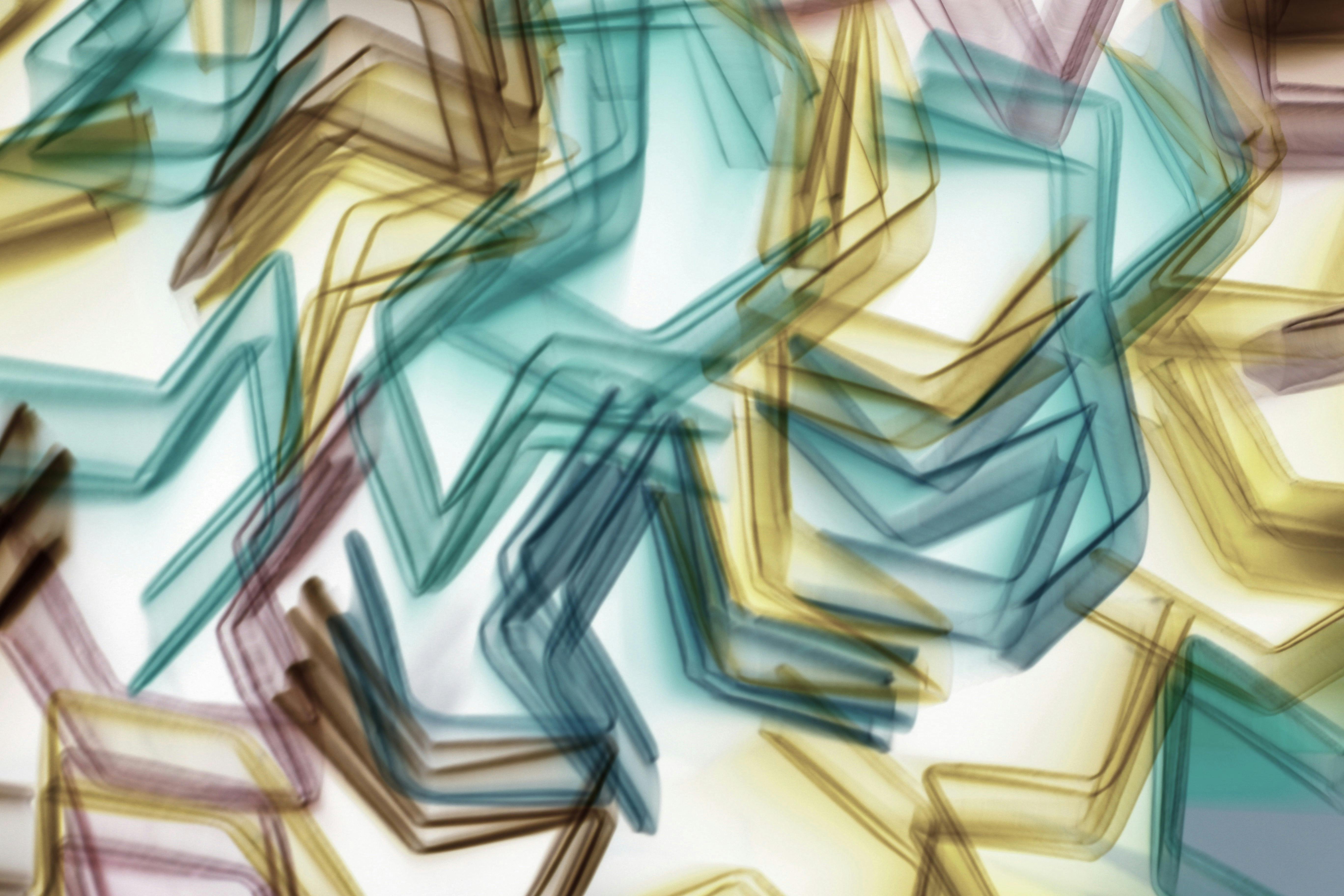 Gratis Patrón abstracto dinámico con formas geométricas coloridas que crean un juego de luz vibrante. Foto de stock