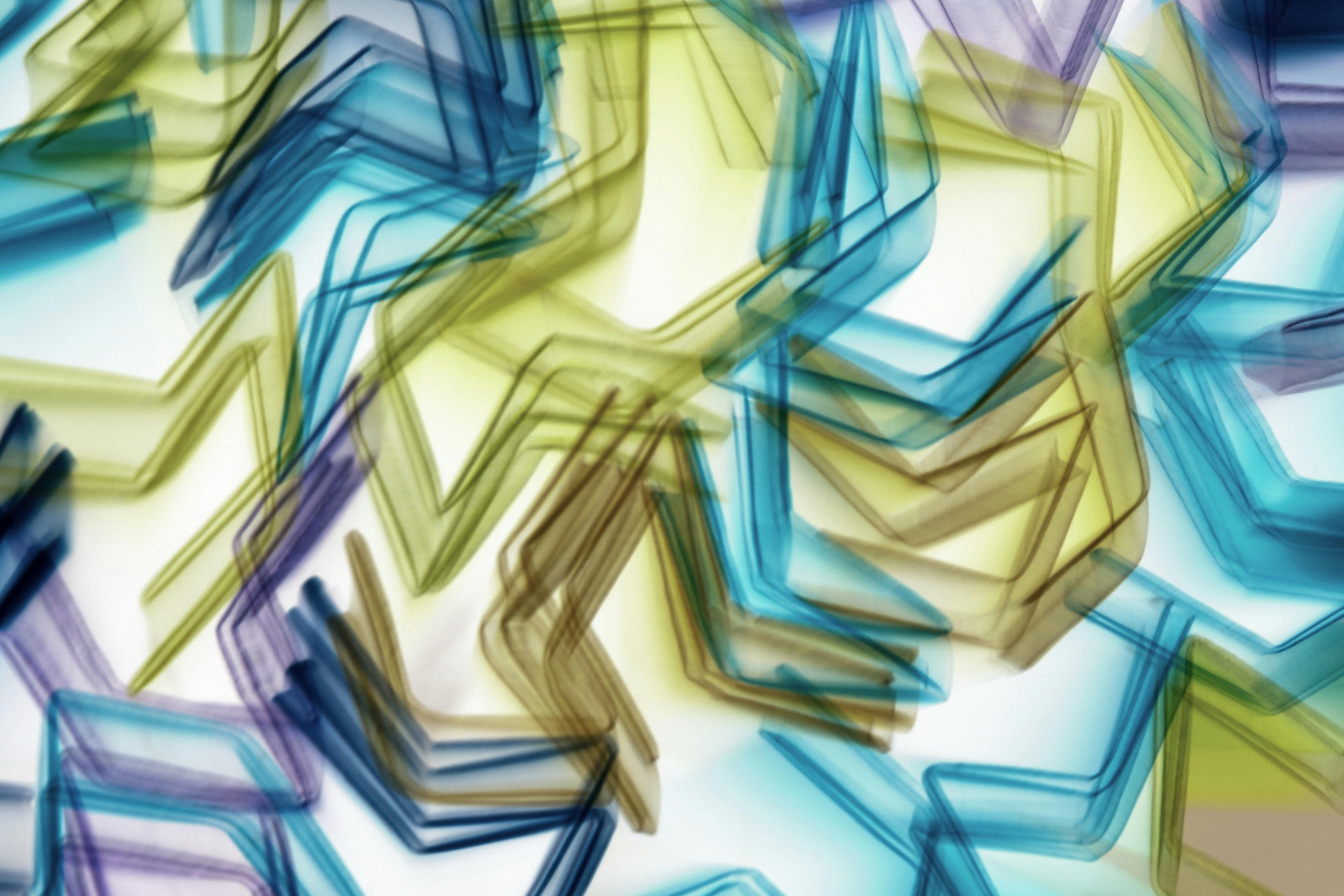 bezplatná Barevný abstraktní vzor překrývajících se geometrických tvarů vytváří dynamickou iluzi. Základová fotografie