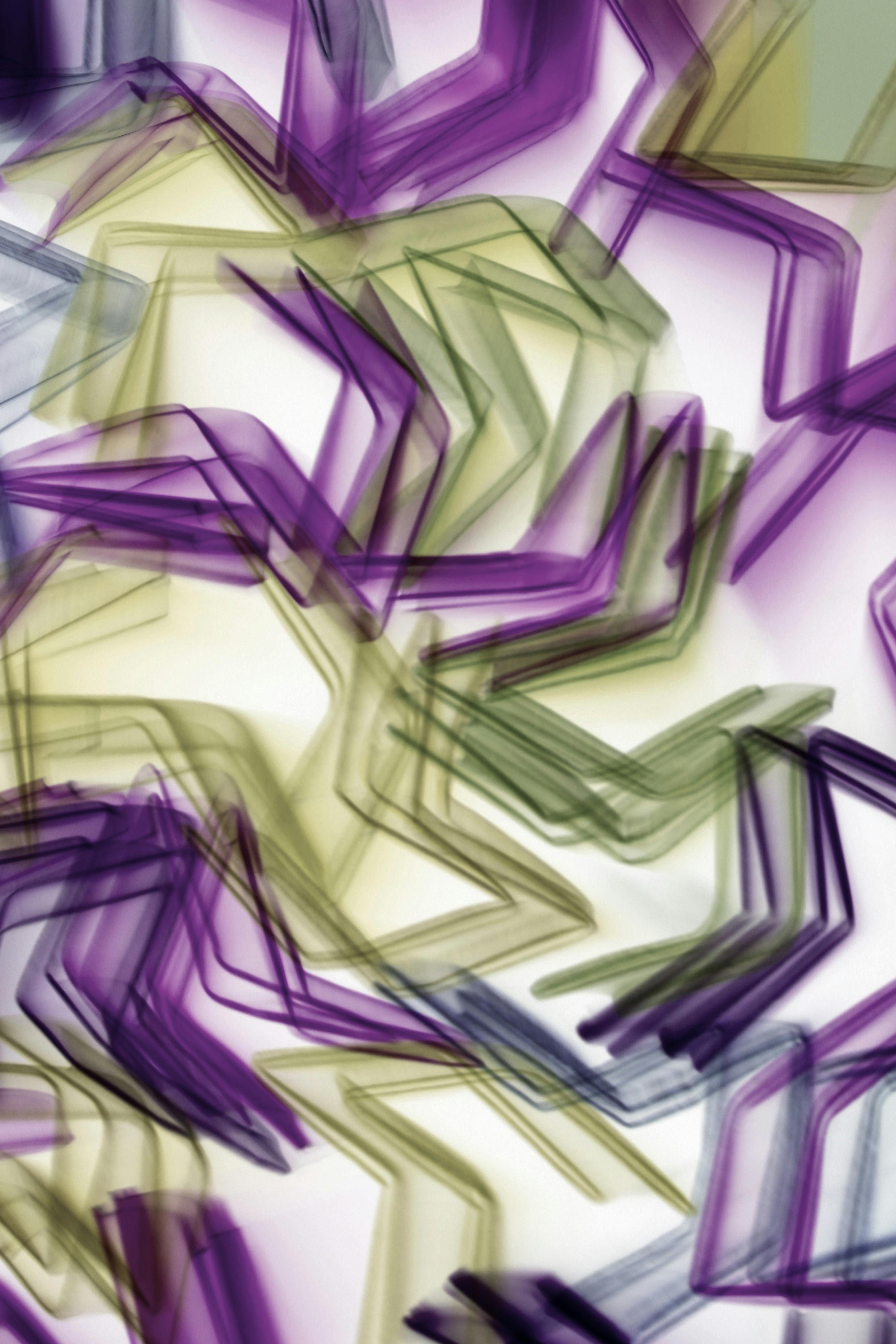 gratis Levendig abstract ontwerp met groene en paarse lichtstrepen die een dynamisch patroon creëren. Stockfoto