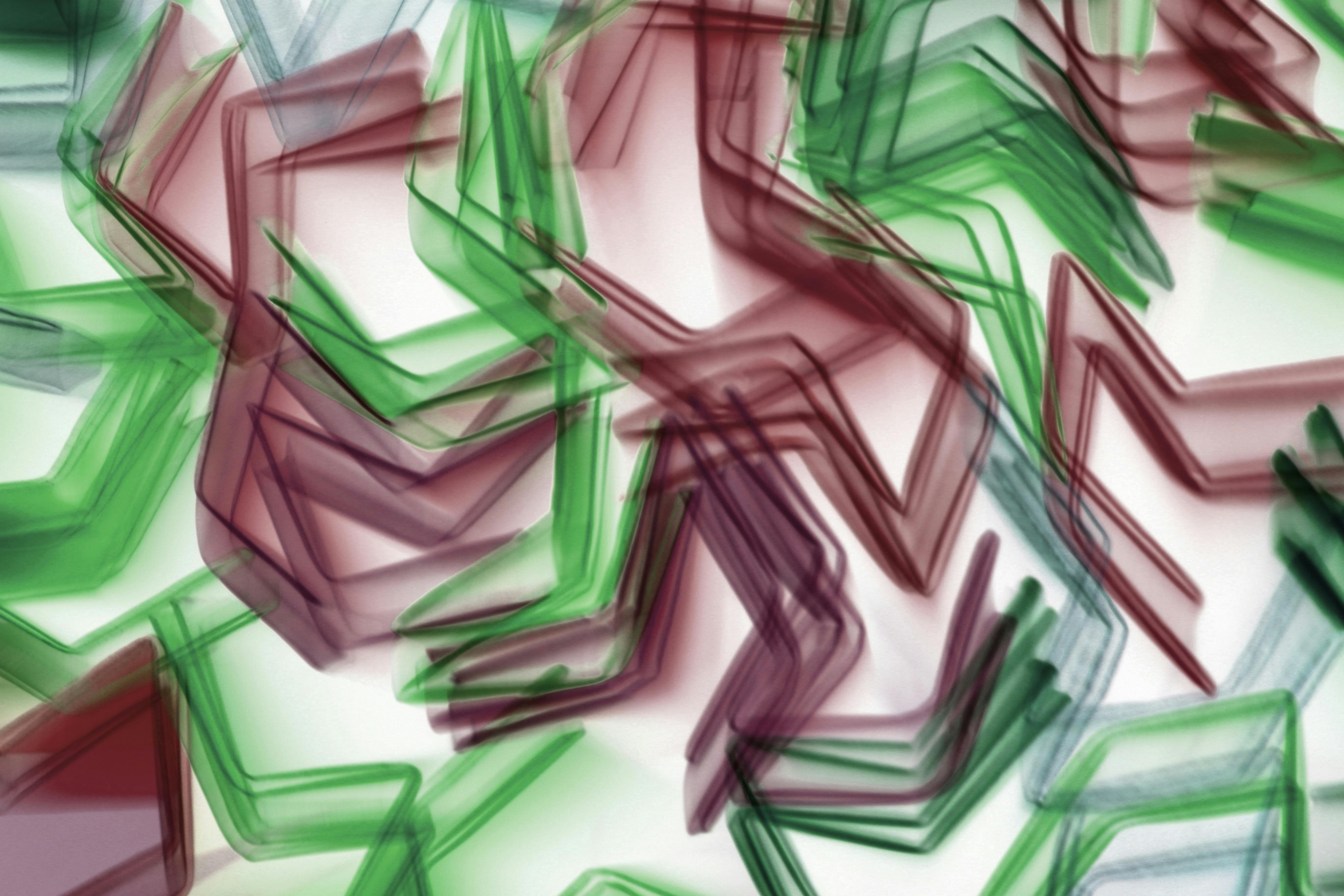 De franc Imatge abstracta dinàmica que mostra formes vibrants superposades en tons vermells i verds. Foto d'estoc