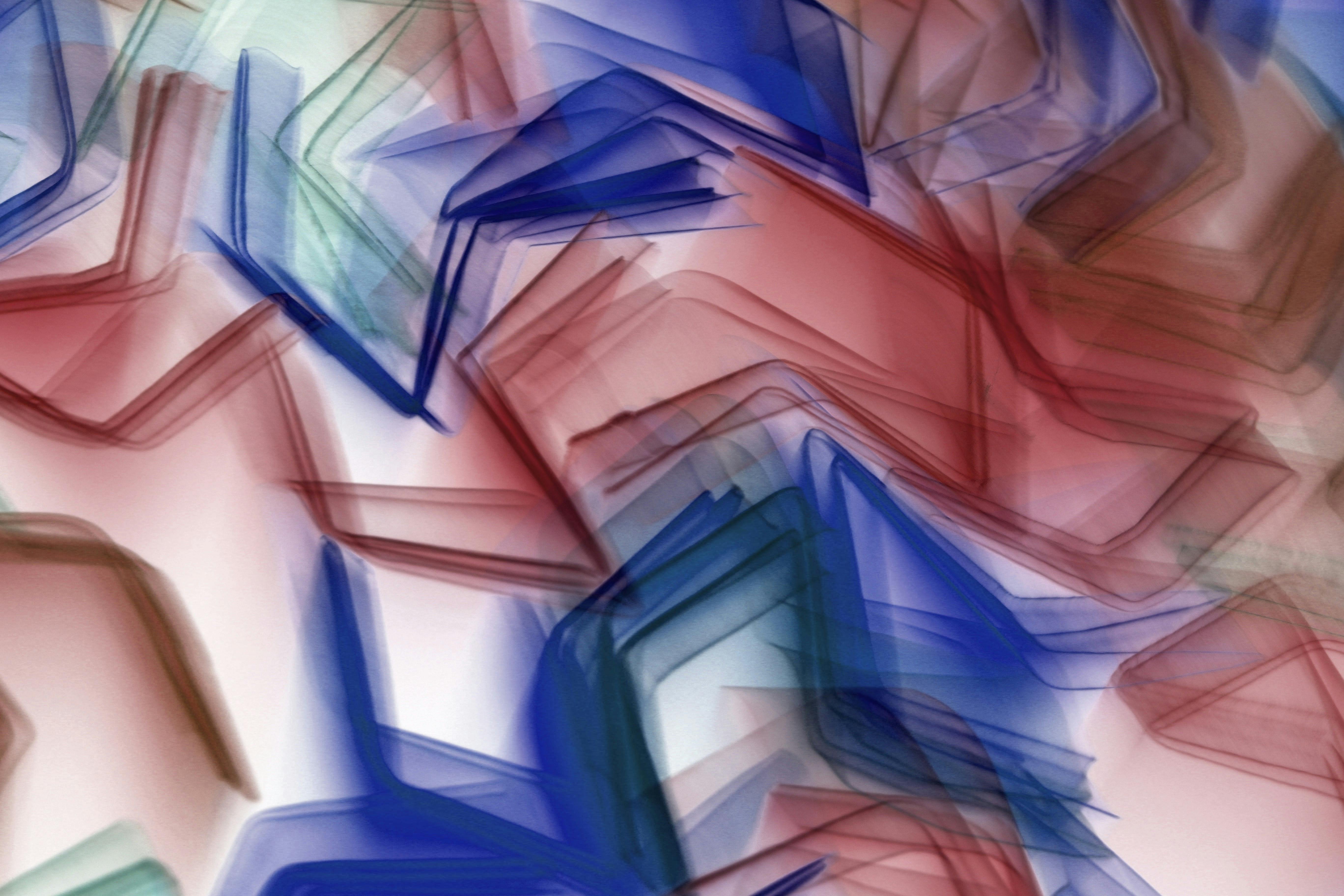 Gratuit Œuvre d'art abstraite dynamique avec des motifs géométriques rouges et bleus vibrants créant un effet artistique moderne. Photos