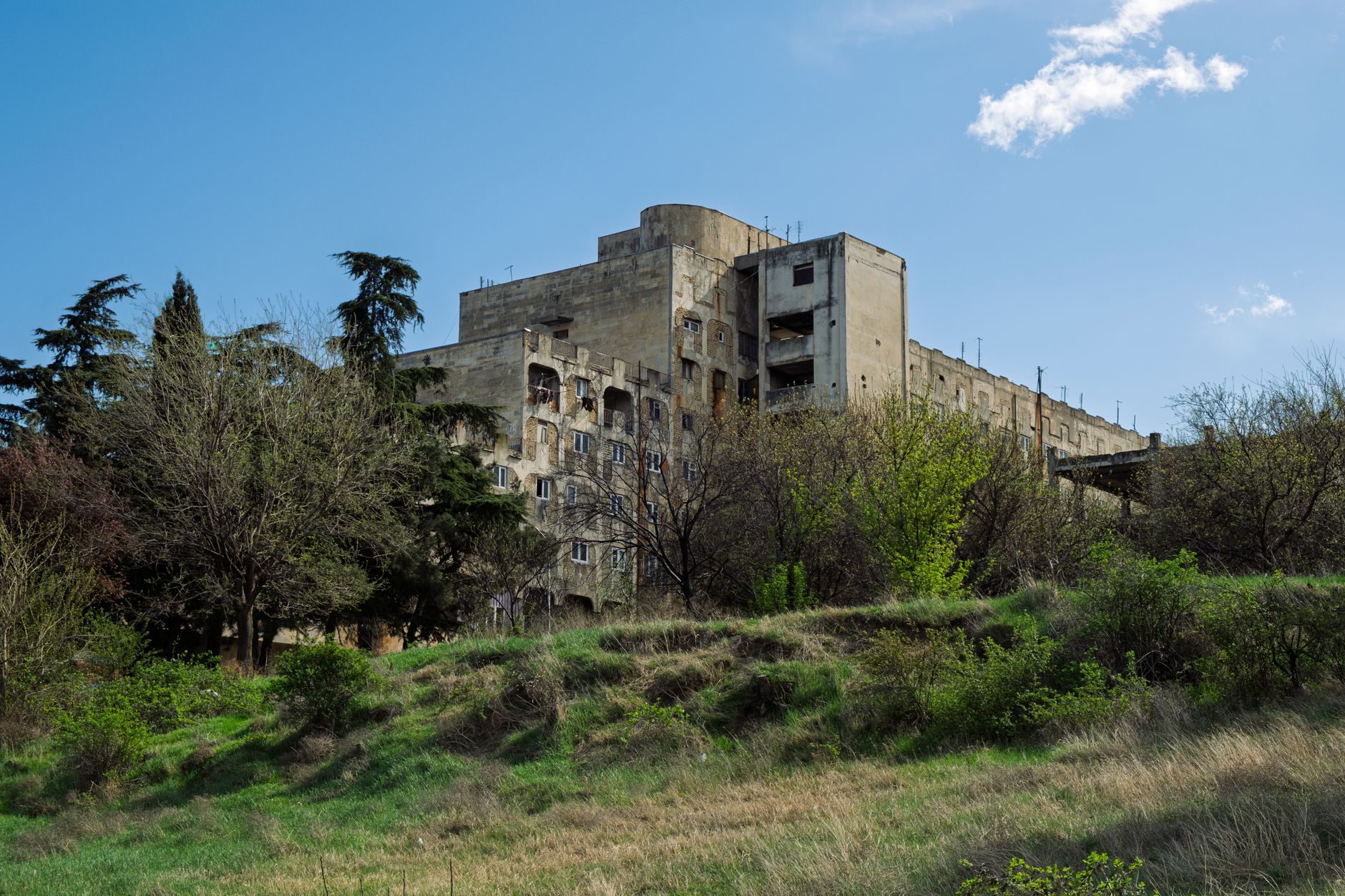 Sovyet döneminden kalma beton bir bina