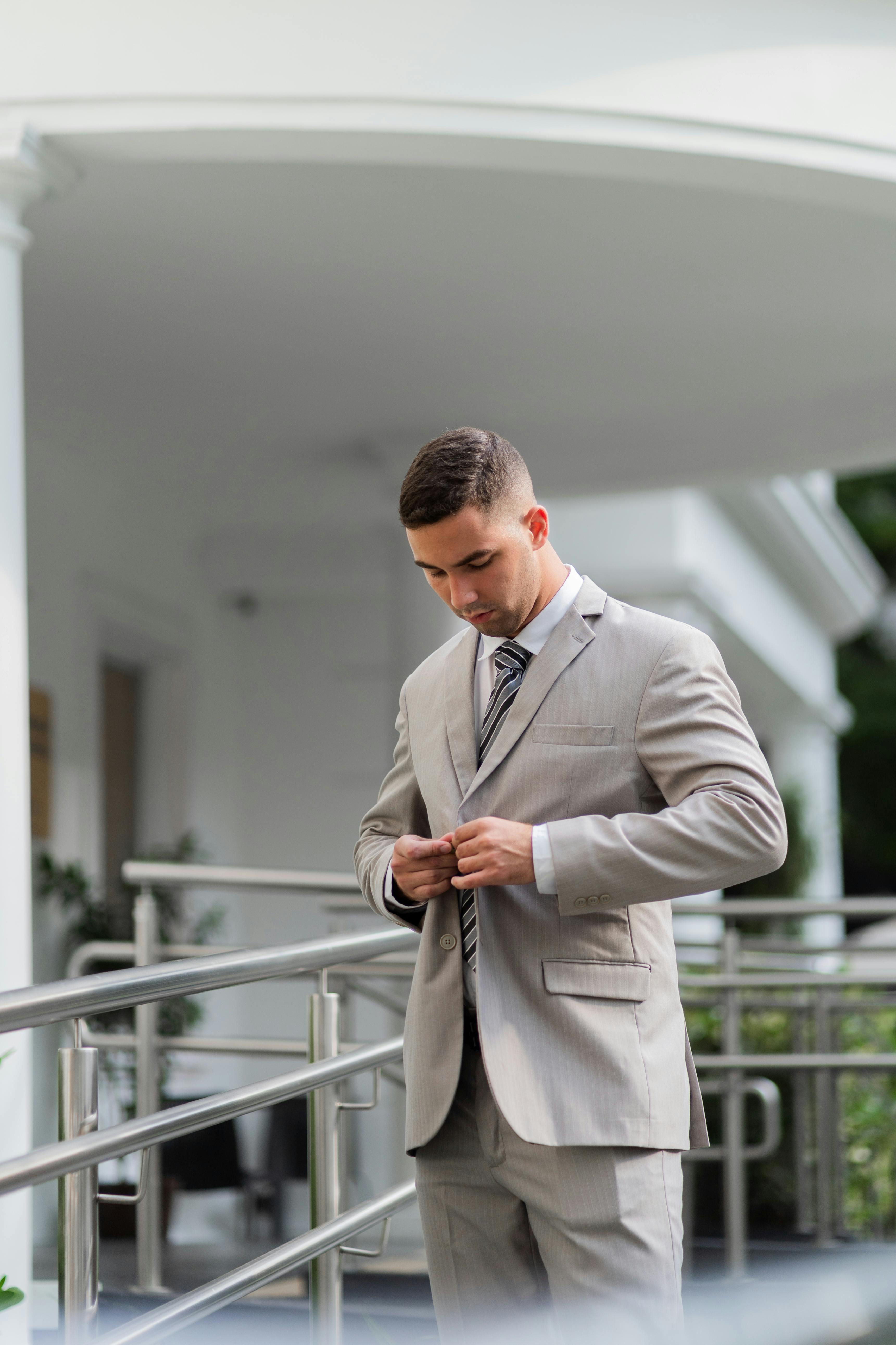 ฟรี คลังภาพถ่ายฟรี ของ buttoning, กรูมมิ่ง, กลางวัน คลังภาพถ่าย