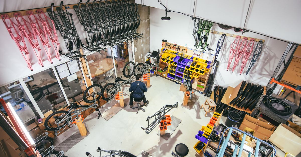 Pourquoi le made in France coûte plus cher à produire : explication des coûts de fabrication