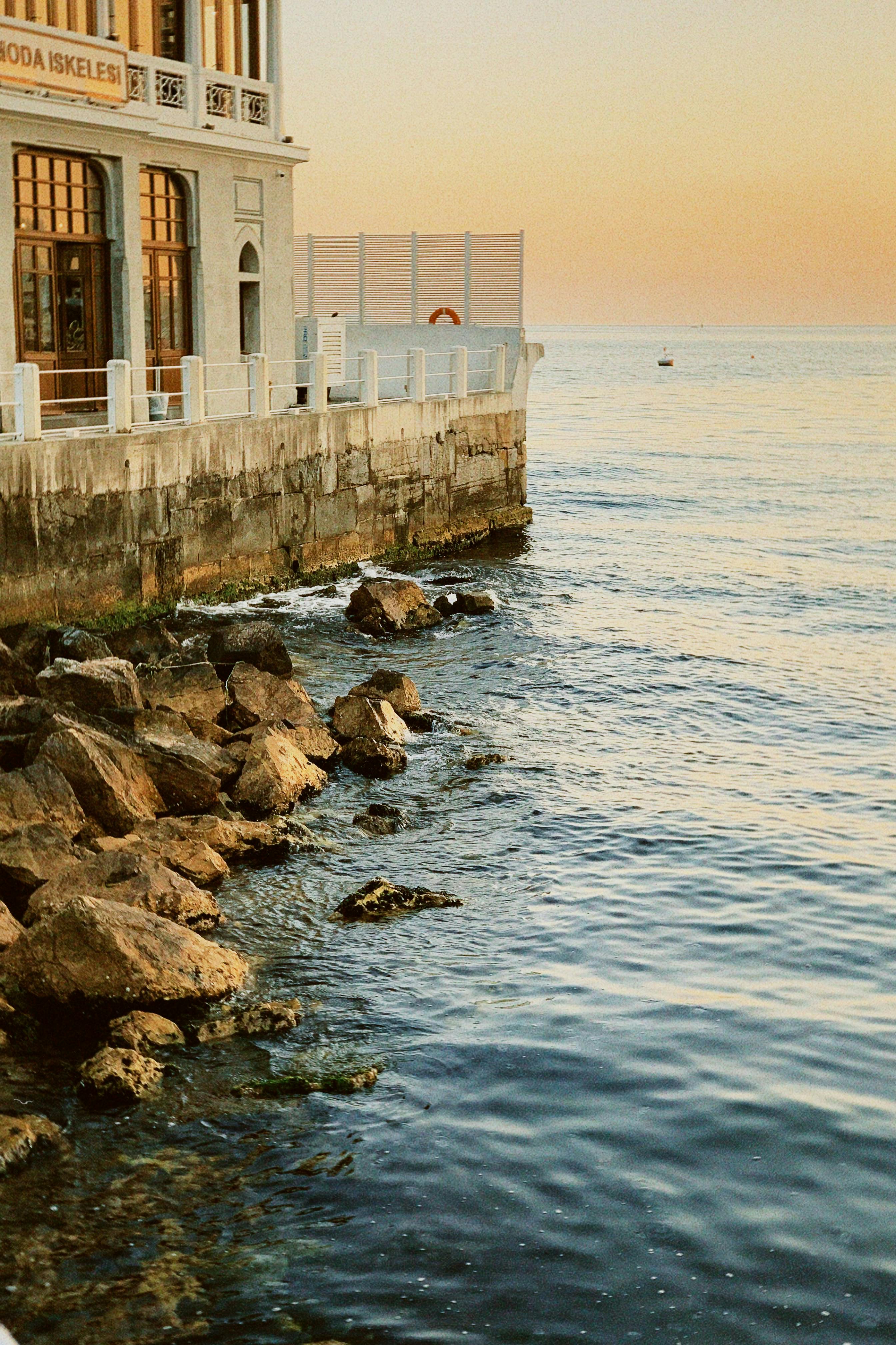 Gratis Una escena tranquila de un edificio junto al agua contra el cielo del atardecer. Sereno y pintoresco. Foto de stock