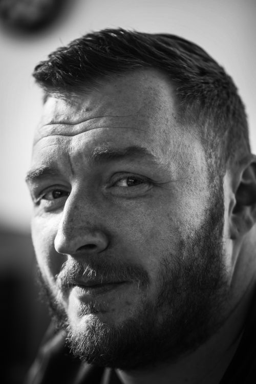 Free Black and white portrait of a man with a pensive look, emphasizing texture and emotion. Stock Photo