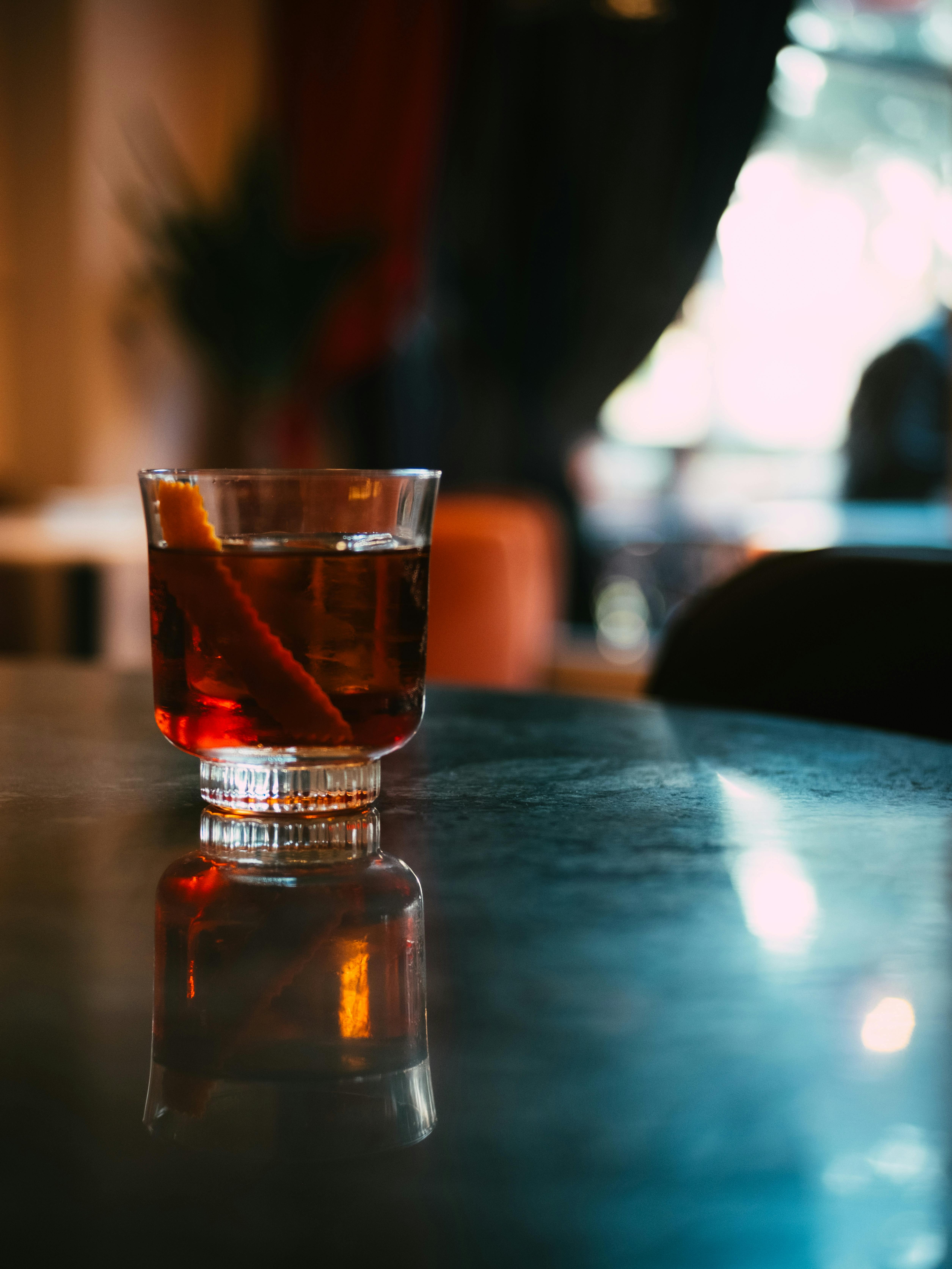 Președintele ales surprins la barul Negroni savurând cocktailuri reci în companie locală