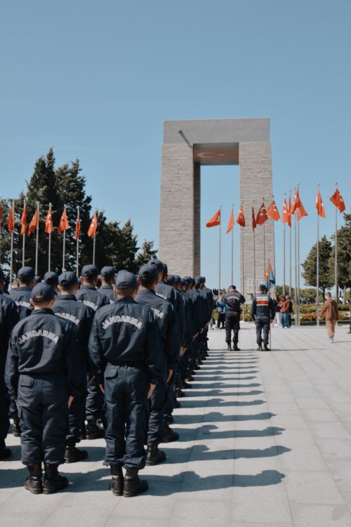 Free Ceremonial march of Turkish soldiers at the Çanakkale Martyrs' Memorial, honoring bravery. Stock Photo